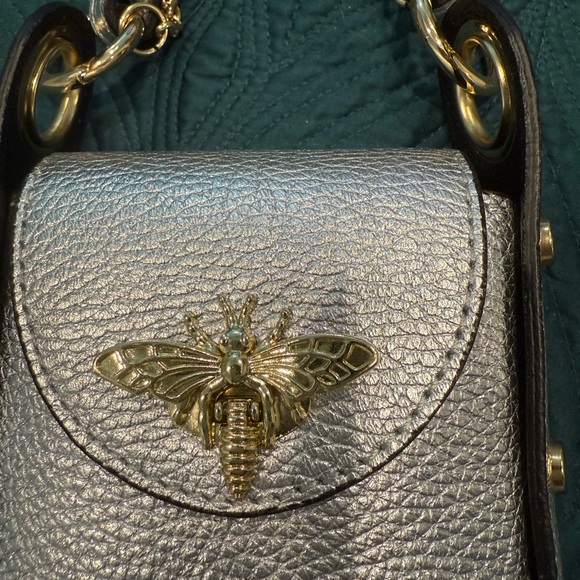 Elegant Silver Crossbody Bag - Picture 2 of 7